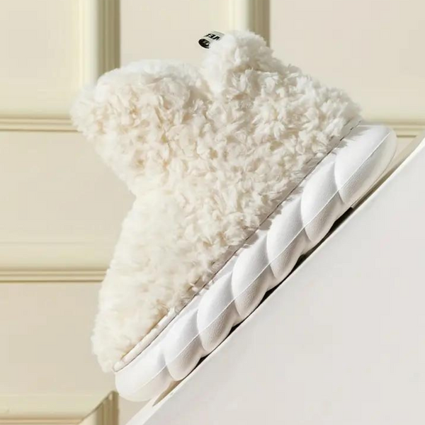 Witte pluche pantoffel met dikke gewatteerde zool, perfect voor wintercomfort. Stijlvolle en warme huisschoen voor dagelijks gebruik.