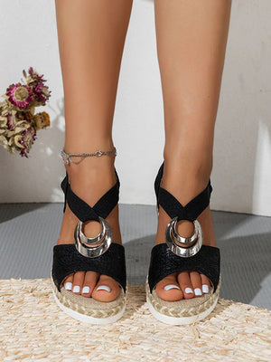 Dames sleehaksandalen met zwarte bandjes en zilveren ringen, zomerschoeisel, stijlvolle sandalen, comfortabele espadrilles, modeaccessoire.