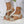 Dames sleehaksandalen met beige bandjes en gevlochten zool, ideaal voor zomermode. Comfortabele en stijlvolle schoenen voor casual outfits.