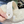 Witte pluizige Crocs met verstelbare hielband, close-up. Comfortabele schoenen, trendy modeaccessoire, perfect voor casual outfits.