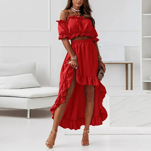 Vrouw in elegante rode off-shoulder jurk met ruches, hoge split en sandalen. Perfect voor zomermode, avondkleding, trendy dameskleding.