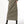 Lange groene cargorok met zakken, zwarte riem en sneakers. Trendy streetwear mode voor dames. Comfortabele en stijlvolle outfit.