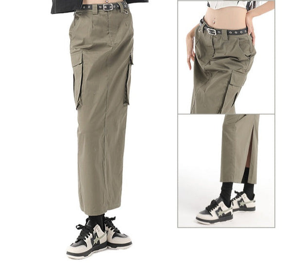 Olijfgroene cargorok met zakken en split, gecombineerd met zwart-witte sneakers. Modieuze streetwear-stijl voor dames.