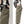 Vrouw in trendy outfit met zwarte jas, witte top en lange groene cargorok met zakken. Mode, streetwear, casual stijl, dameskleding.