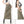 Vrouw in trendy outfit met olijfgroene cargorok en zwart-witte crop top. Mode, streetwear, casual stijl, dameskleding, zomerlook.