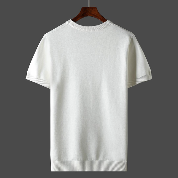 Witte katoenen T-shirt op houten hanger, korte mouwen, effen ontwerp, casual kleding, grijze achtergrond, mode voor heren, zomerstijl.