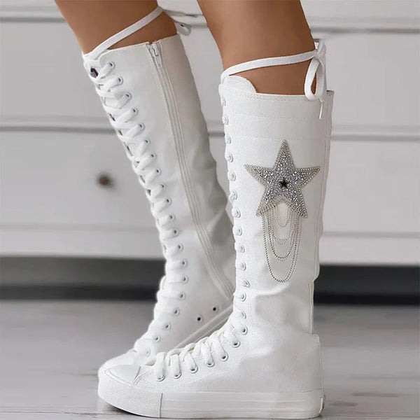 Witte hoge laarzen met veters en sterdecoratie, trendy damesmode, stijlvolle schoenen, perfect voor casual en feestelijke outfits.