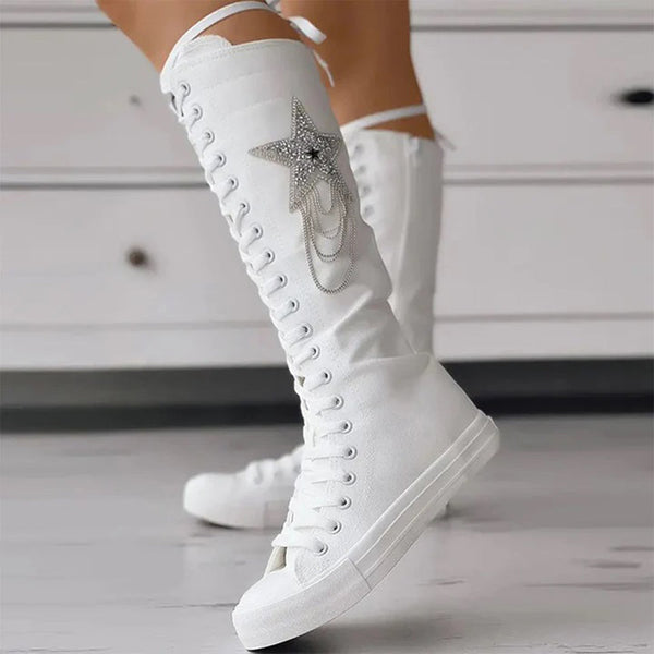 Witte hoge sneakers met ster en kettingontwerp, damesmode, trendy laarzen, casual stijl, comfortabele pasvorm, vetersluiting, moderne uitstraling.