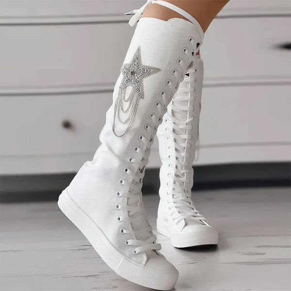 Witte hoge laarzen met veters en sterdecoratie, trendy damesmode, comfortabele sneakers, stijlvol ontwerp voor dagelijks gebruik.