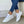 Witte dames sneakers met gouden details, gedragen met blauwe jeans. Stijlvolle casual schoenen, perfect voor dagelijks gebruik en modebewuste outfits.