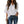Vrouw in witte blouse met draperie, gecombineerd met blauwe jeans. Modieuze casual outfit, ideaal voor dameskleding en trendy stijlen.