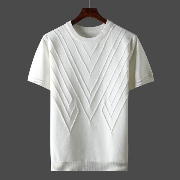 Witte gebreide trui met korte mouwen en geometrisch patroon, uniseks design, casual mode, perfect voor lente en zomer, op houten hanger.