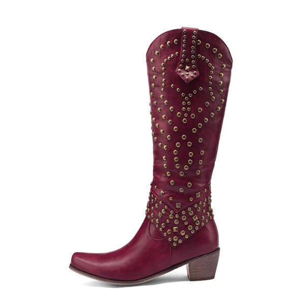 Wijnrode dames cowboylaars met studs, lage hak en puntige neus. Trendy westernstijl laars voor herfstmode. Perfect voor casual en chique outfits.
