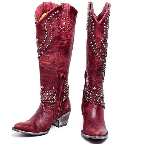 Rode leren cowboylaarzen met studs, vintage stijl, damesmode, westerse laarzen, hoge hak, decoratieve details, trendy schoeisel.