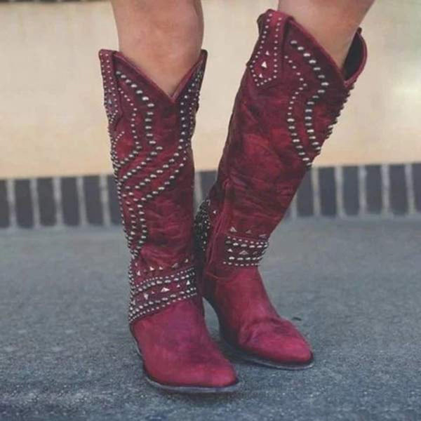Rode cowboylaarzen met studs, damesmode, leren westernlaarzen, trendy schoeisel, stijlvolle rode laarzen, bohemian stijl, casual outfit.