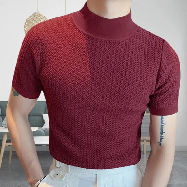 Rode gebreide trui voor heren, korte mouwen, hoge kraag, stijlvolle textuur, moderne mode, comfortabele pasvorm, casual outfit.
