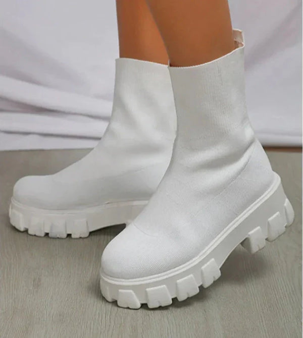 Witte enkellaarsjes met dikke zool, trendy damesmode, comfortabele pasvorm, perfect voor casual en stijlvolle outfits, herfst- en wintercollectie.