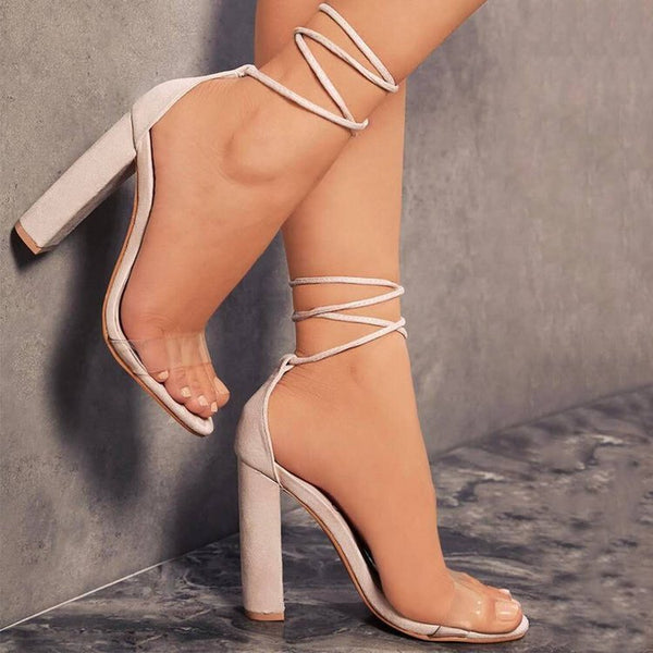 Witte hoge hakken met enkelbandjes, elegante damesmode, stijlvolle schoenen voor avondkleding, trendy design, comfortabele pasvorm.