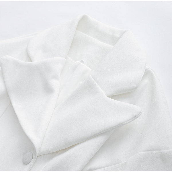 Witte damesjas met brede revers en knoopsluiting, elegant ontwerp, hoogwaardige stof, ideaal voor formele gelegenheden en stijlvolle wintermode.