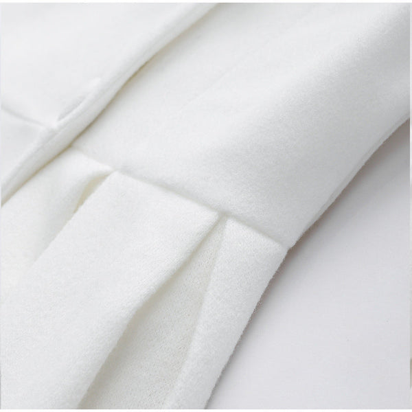 Witte wollen jas detail, close-up van stof en plooien. Luxe damesmode, winterkleding, elegant design. Perfect voor stijlvolle winteroutfits.