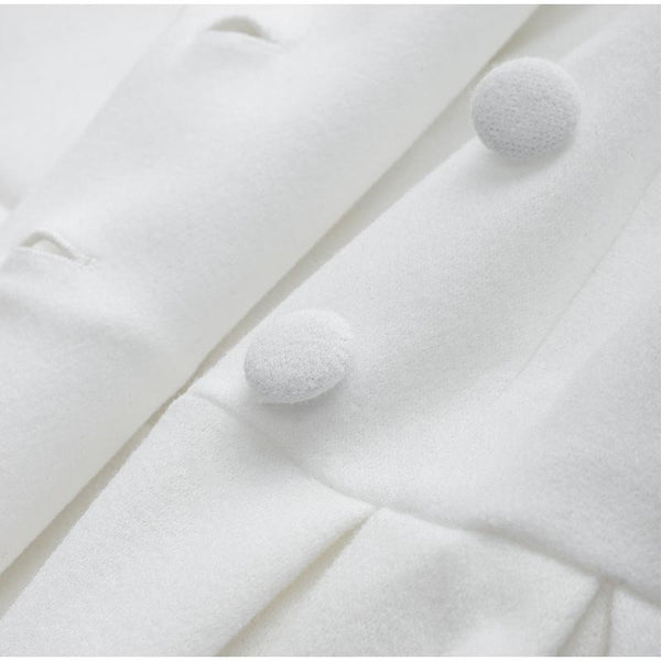 Witte wollen jas close-up met knopen, elegante damesmode, winterkleding, hoogwaardige stof, minimalistisch ontwerp, stijlvolle witte jas.
