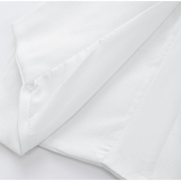 Witte jas met gladde voering, close-up van de binnenkant. Hoogwaardige stof, elegant design, ideaal voor formele gelegenheden.