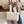 Vrouw met stijlvolle witte pluchen tas, winterjas en jeans. Modieuze handtas, zachte textuur, trendy accessoire voor koude seizoenen.
