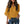 Vrouw in gele blouse met vleermuismouwen en V-hals, gecombineerd met blauwe jeans. Modieuze dameskleding, casual stijl, trendy outfit.