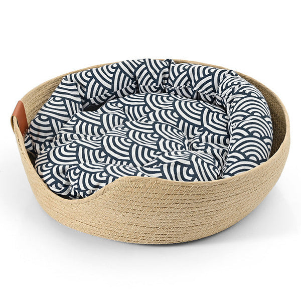Handgemaakte bamboe dierenmand met blauw-wit patroon, ideaal voor huisdieren. Comfortabel en stijlvol huisdierbed, perfect voor katten en kleine honden.