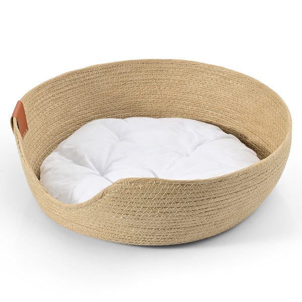Handgemaakte bamboe dierenmand met wit kussen, ideaal voor huisdieren. Stijlvol en duurzaam ontwerp, perfect voor comfort en decoratie.