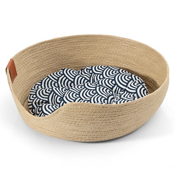 Handgemaakte bamboe dierenmand met blauw-wit kussen, duurzaam en stijlvol huisdierbed, perfect voor katten en kleine honden.