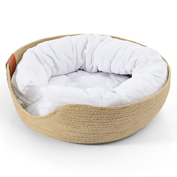 Handgemaakte bamboe dierenmand, rond ontwerp met witte kussens, ideaal voor huisdieren. Comfortabel en stijlvol huisdierbed.