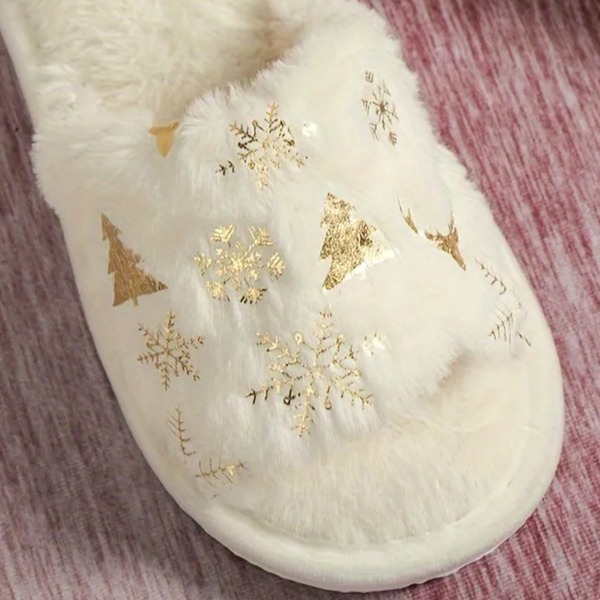 Witte pluche pantoffel met gouden kerstmotieven zoals sneeuwvlokken en kerstbomen, perfect voor wintercomfort en feestelijke gezelligheid.