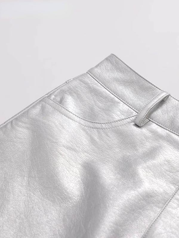 Zilveren leren rok, close-up van textuur en details, modieuze dameskleding, metallic look, trendy en stijlvol, perfect voor feestelijke gelegenheden.