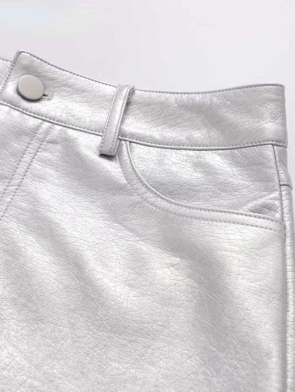 Zilveren leren rok met knoopsluiting en riemlussen, glanzende metallic afwerking, modieuze dameskleding, trendy en stijlvol ontwerp.