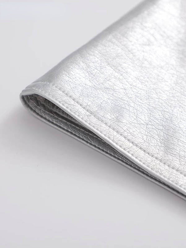 Zilveren leren rok close-up, metallic textuur, modieuze dameskleding, glanzend materiaal, trendy outfit, elegant design, hoogwaardige stof.