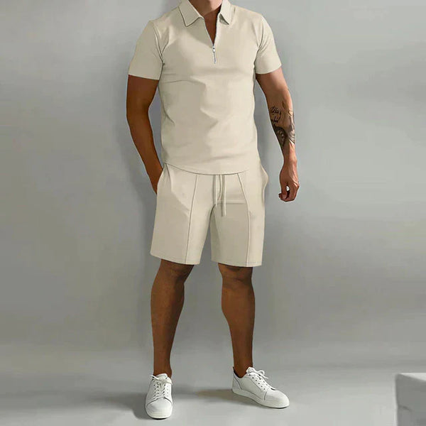Zomerse heren trainingspak set: lichtbeige poloshirt met korte mouwen en sportshorts. Perfect voor casual en sportieve activiteiten.