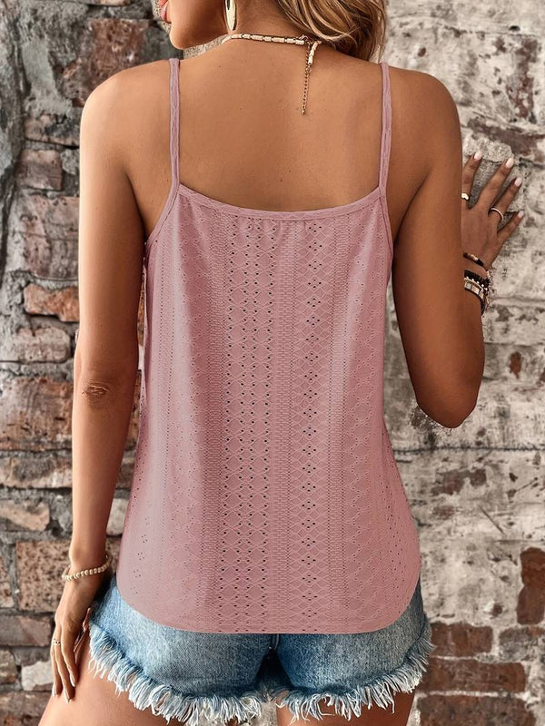 Vrouw in roze gehaakte top en denim shorts tegen bakstenen muur. Zomermode, casual outfit, trendy kledingstijl.
