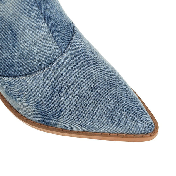 Blauwe denim enkellaars met spitse neus en bruine zool, trendy damesmode, casual en stijlvol schoeisel, perfect voor dagelijks gebruik.