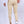 Man in beige chino broek en witte sneakers, gezien van achteren. Stijlvolle casual outfit, perfect voor moderne herenmode en dagelijkse looks.