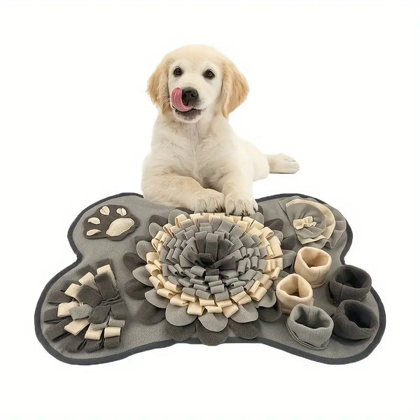 Golden retriever puppy speelt met grijs snuffelmat hondenspeelgoed, ideaal voor mentale stimulatie en training. Perfect voor huisdierenliefhebbers.