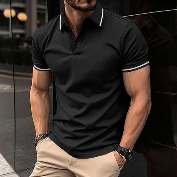 Zwarte polo heren, korte mouwen, witte kraag en manchetten, casual stijl, gedragen met beige broek, moderne stedelijke achtergrond.