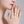 Vrouw met elegante gouden ring, minimalistisch ontwerp, opgestoken hand. Stijlvolle sieraden, modeaccessoire, close-up, moderne uitstraling.