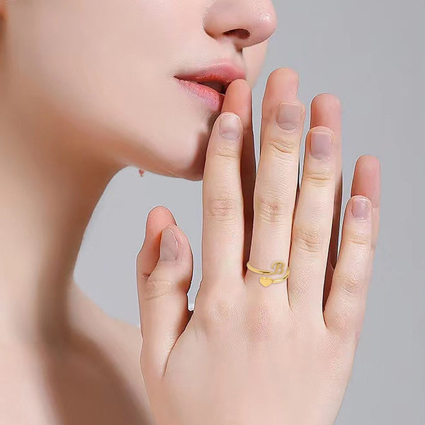 Vrouw met elegante gouden ring, minimalistisch ontwerp, opgestoken hand. Stijlvolle sieraden, modeaccessoire, close-up, moderne uitstraling.