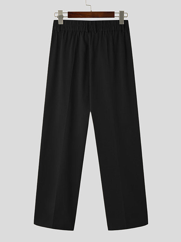 Zwarte wijde broek met elastische tailleband, hangend aan een houten hanger. Ideaal voor casual en formele gelegenheden. Comfortabele pasvorm.