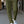 Groene damesbroek met naad, gedragen met witte sneakers. Modieuze casual outfit voor dagelijks gebruik. Comfortabele en stijlvolle damesmode.