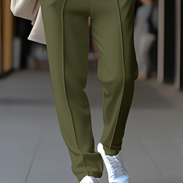 Groene damesbroek met naad, gedragen met witte sneakers. Modieuze casual outfit voor dagelijks gebruik. Comfortabele en stijlvolle damesmode.