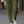 Olijfgroene damesbroek met rechte pijpen, gedragen met witte sneakers. Modieuze casual outfit, ideaal voor dagelijks gebruik en stedelijke stijl.