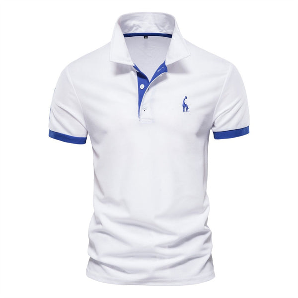 Witte katoenen polo met blauwe kraag en mouwranden, geborduurd logo op borst. Stijlvolle herenkleding, casual en comfortabel.