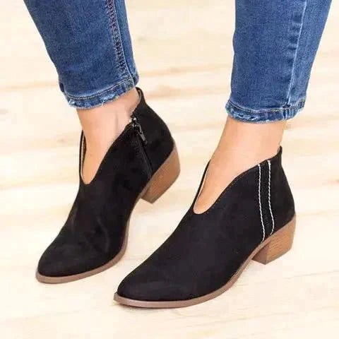 Zwarte Alamea V-cut enkellaarsjes met ritssluiting, lage hak en contrasterende stiksels, gedragen met blauwe jeans. Trendy damesmode schoeisel.